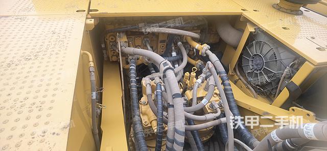 回转马达和主控阀（整机外观）