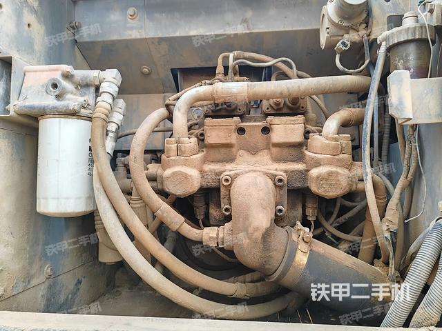 液压泵舱室正面整体（整机外观）