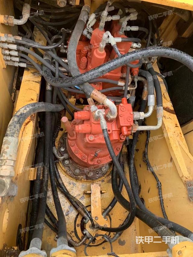 回转马达和主控阀（整机外观）