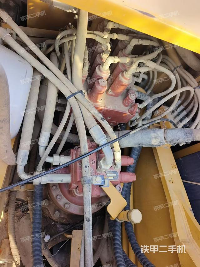 回转马达和主控阀（整机外观）