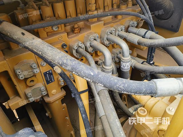 回转马达和主控阀（整机外观）