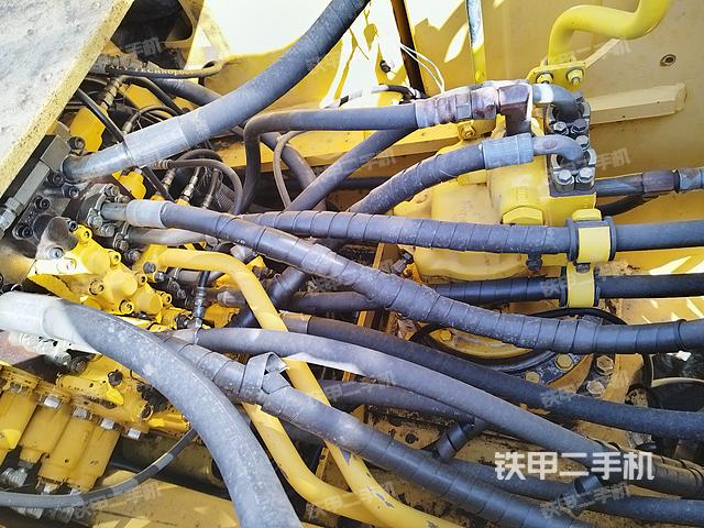 回转马达和主控阀（整机外观）