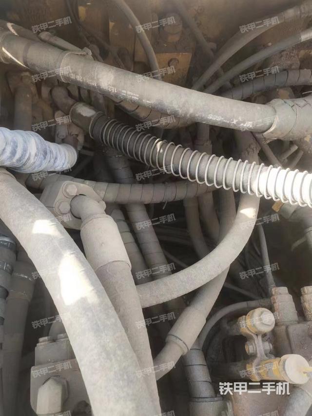 回转马达和主控阀（整机外观）