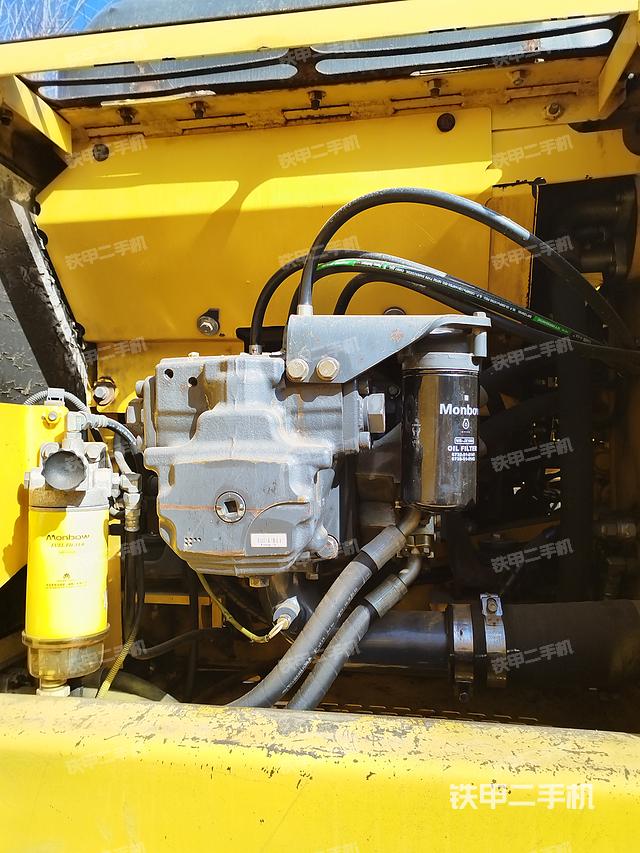 液压泵舱室正面整体（整机外观）