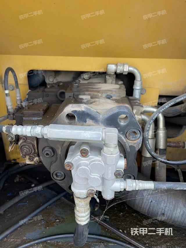 液压泵舱室正面整体（整机外观）