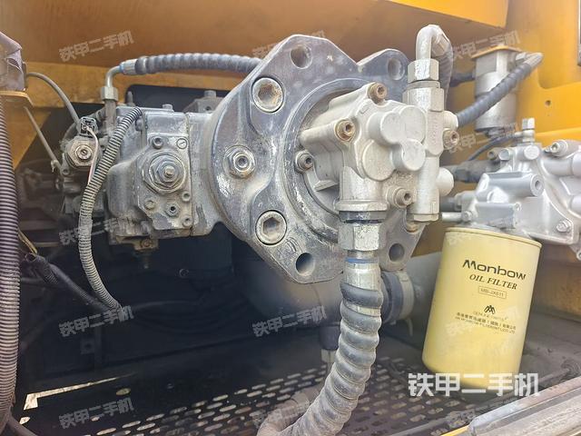 液压泵舱室正面整体（整机外观）