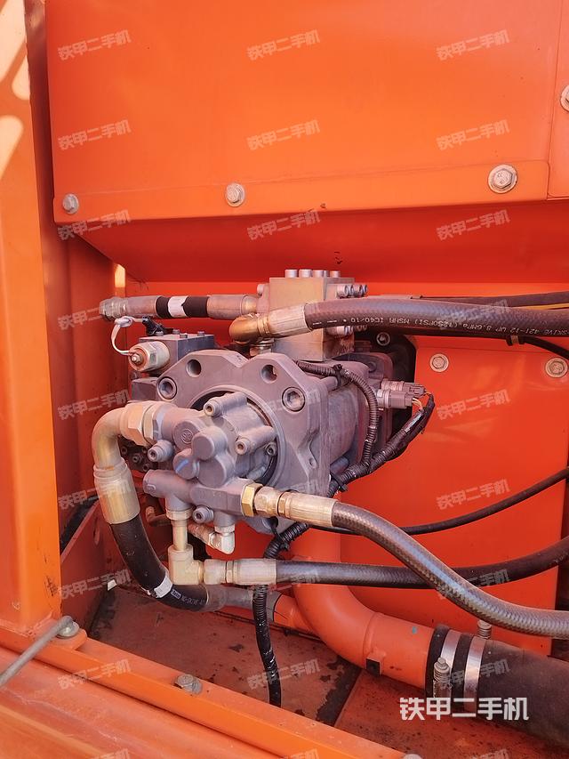 液压泵舱室正面整体（整机外观）