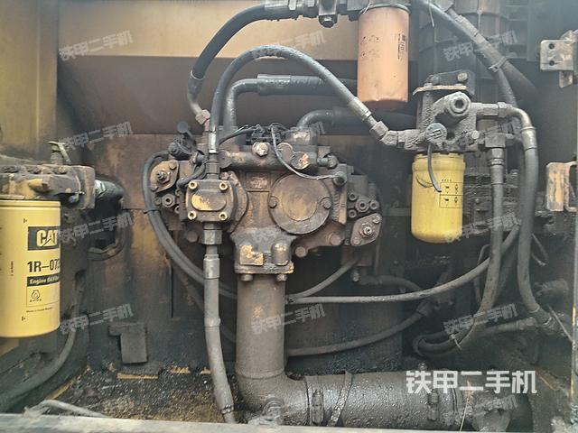 液压泵舱室正面整体（整机外观）