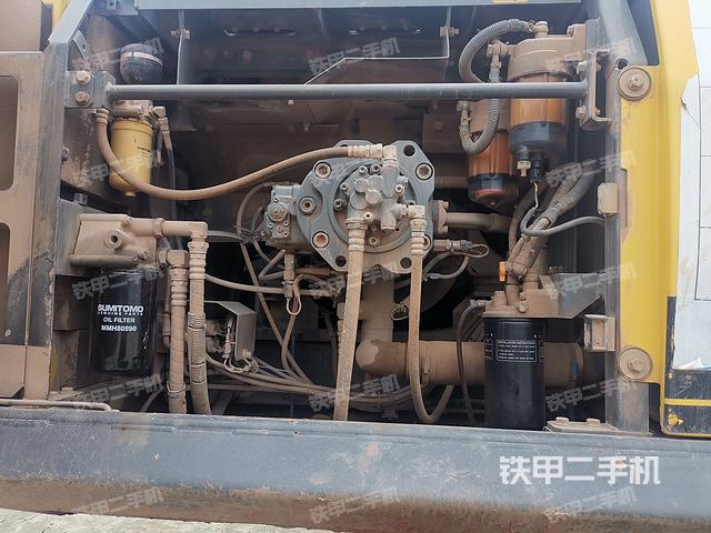 液压泵舱室正面整体（整机外观）