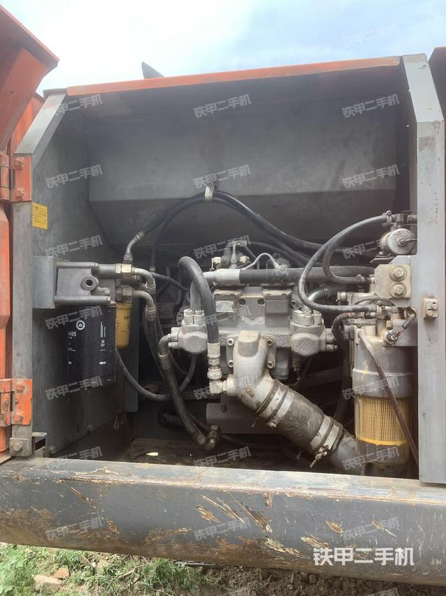 液壓泵艙室正面整體（整機(jī)外觀）