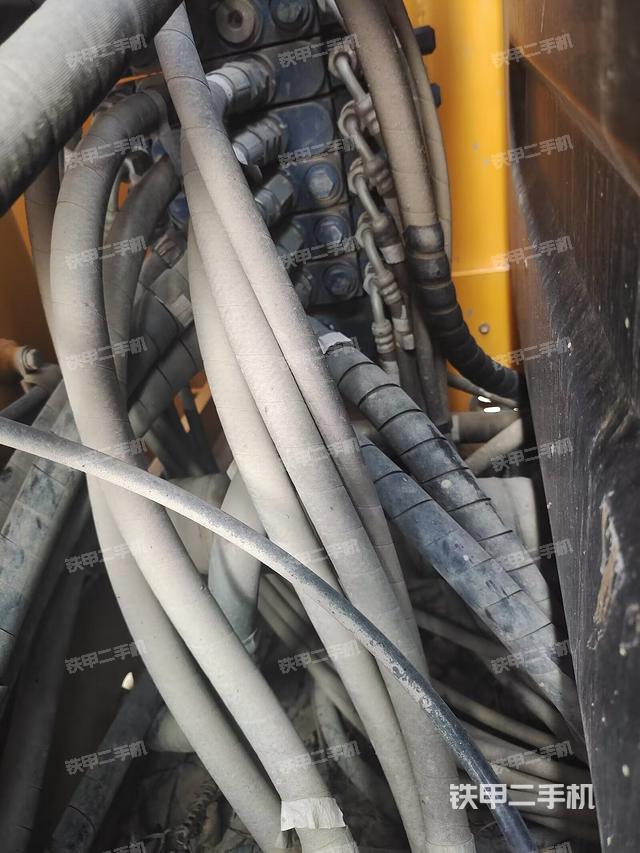 回转马达和主控阀（整机外观）