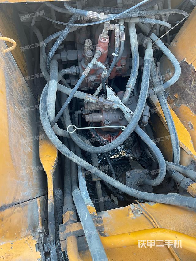 回转马达和主控阀（整机外观）