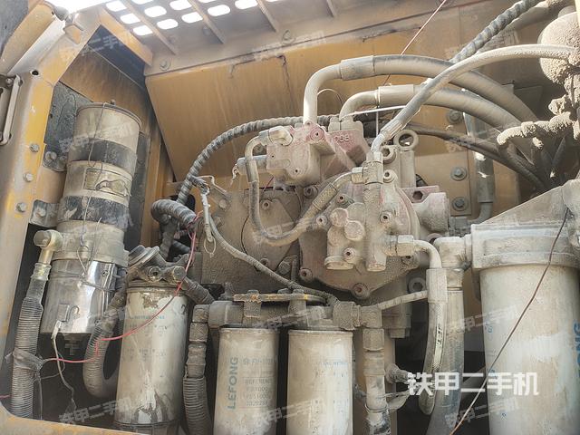 液压泵舱室正面整体（整机外观）