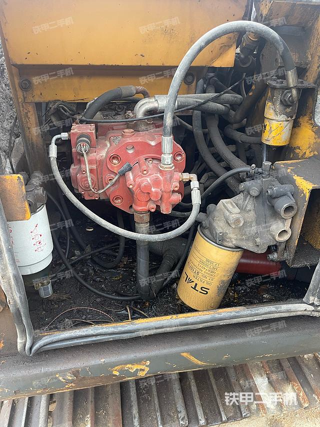 液压泵舱室正面整体（整机外观）