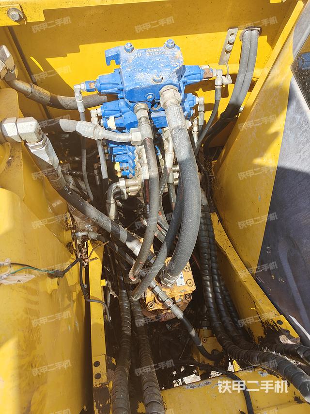 回转马达和主控阀（整机外观）