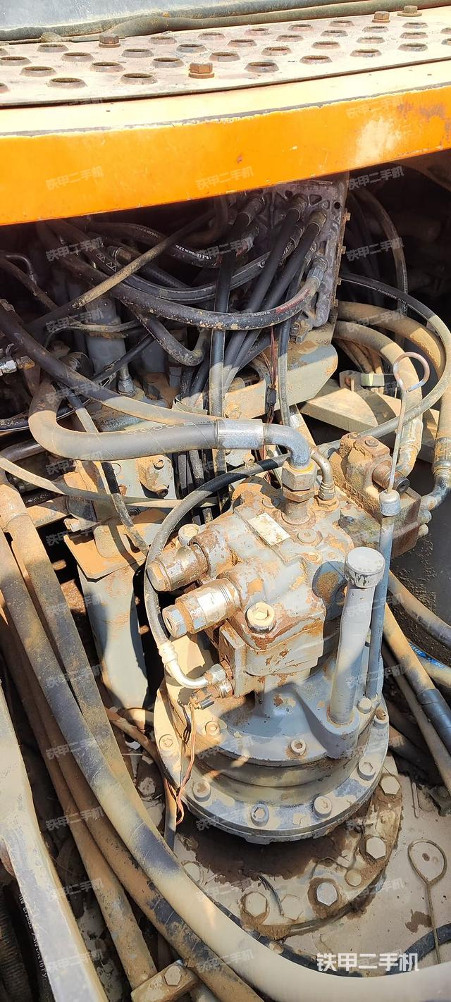 回转马达和主控阀（整机外观）