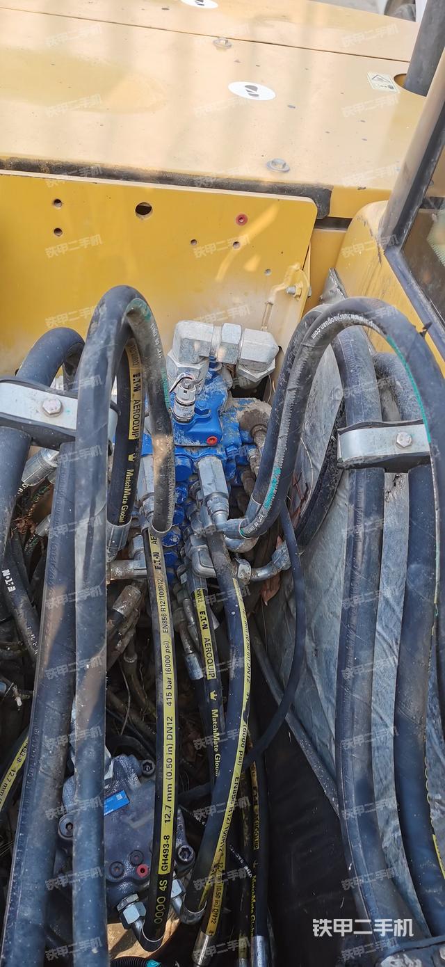 回转马达和主控阀（整机外观）