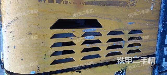 液压泵舱室正面整体（整机外观）