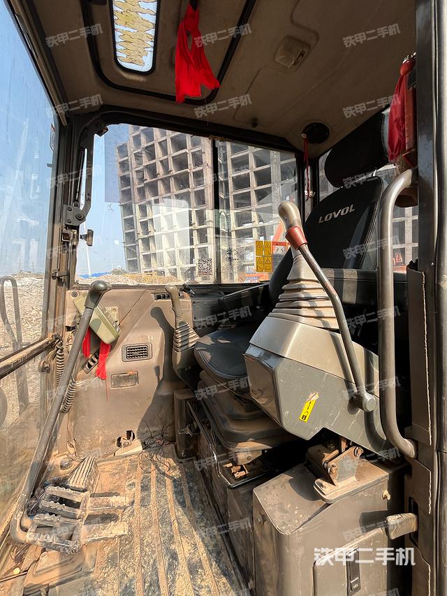 驾驶室顶部（整机外观）