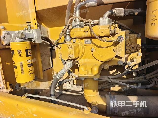 液压泵舱室正面整体（整机外观）