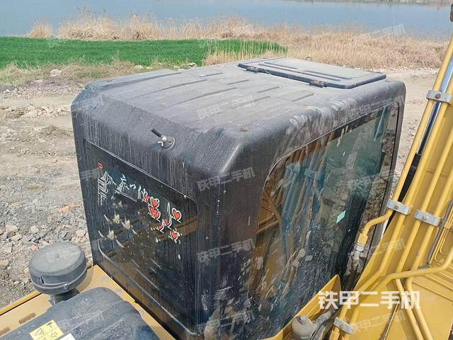 驾驶室顶部（整机外观）