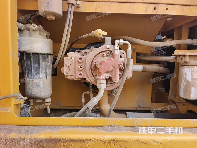 液压泵舱室正面整体（整机外观）