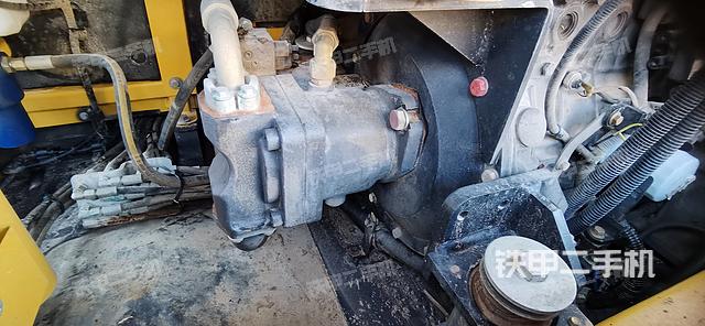 液压泵舱室正面整体（整机外观）