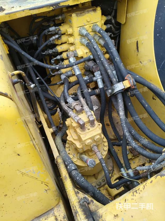 回转马达和主控阀（整机外观）