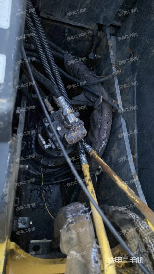 回转马达和主控阀（整机外观）