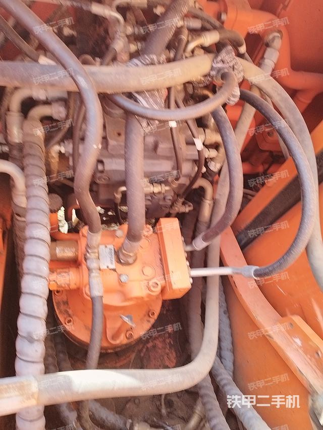 回转马达和主控阀（整机外观）