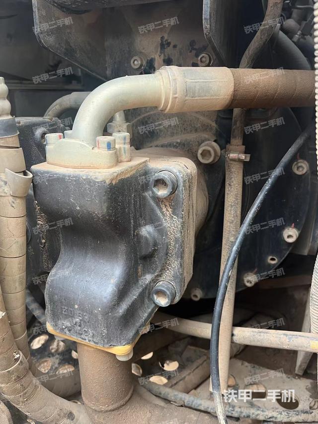 液压泵舱室正面整体（整机外观）