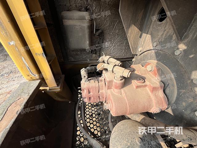 液压泵舱室正面整体（整机外观）