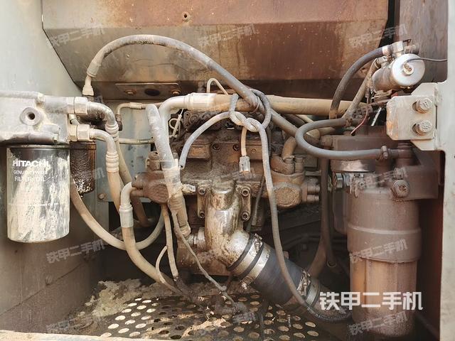 液压泵舱室正面整体（整机外观）