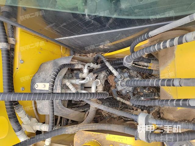 回转马达和主控阀（整机外观）