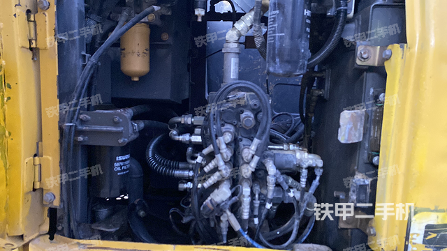 液压泵舱室正面整体（整机外观）