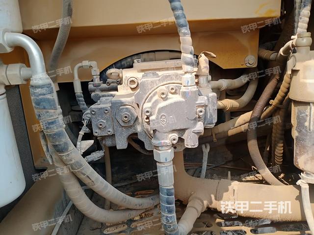 液压泵舱室正面整体（整机外观）