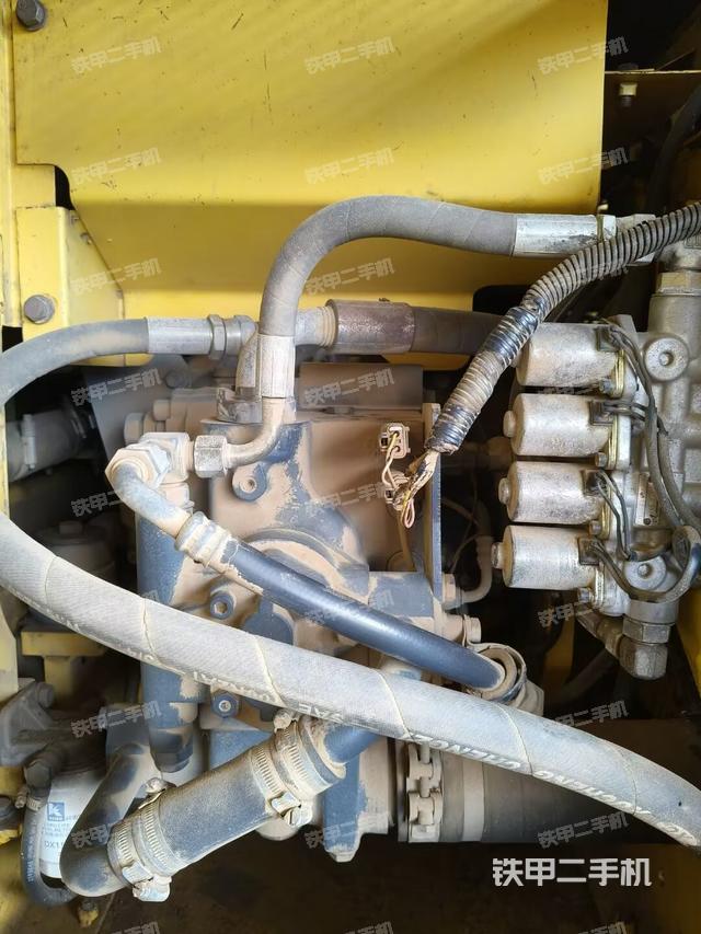 液压泵舱室正面整体（整机外观）