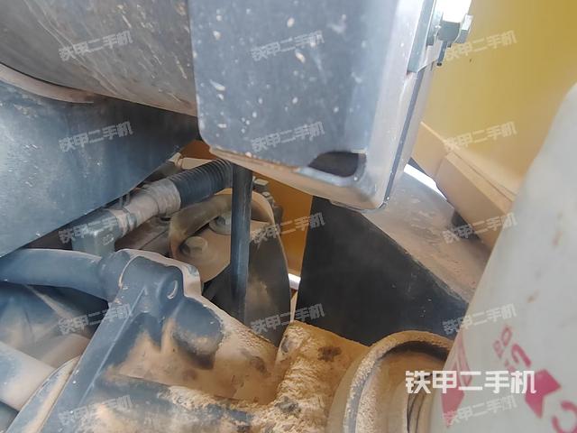 液压泵舱室正面整体（整机外观）
