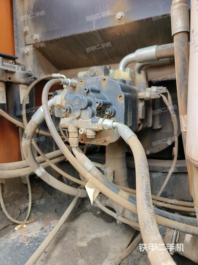 液压泵舱室正面整体（整机外观）