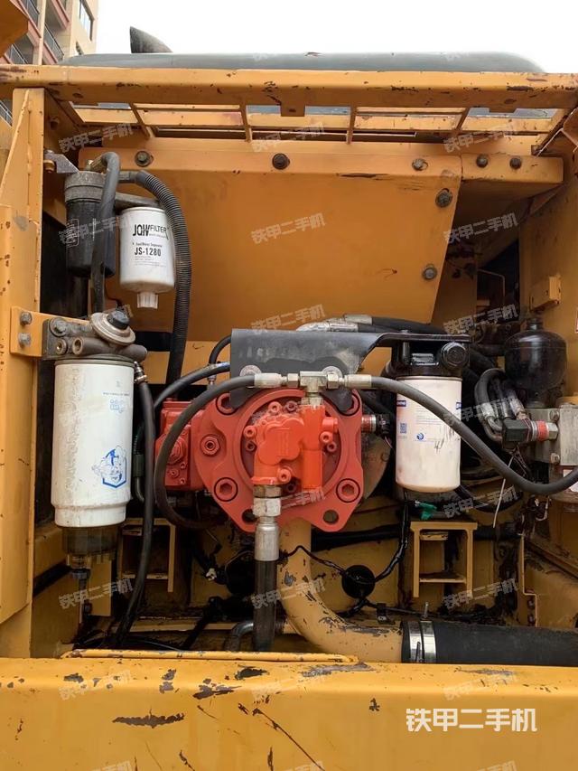 液压泵舱室正面整体（整机外观）