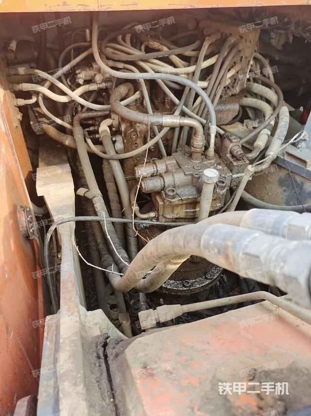 回转马达和主控阀（整机外观）