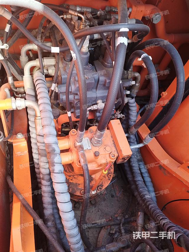 回转马达和主控阀（整机外观）