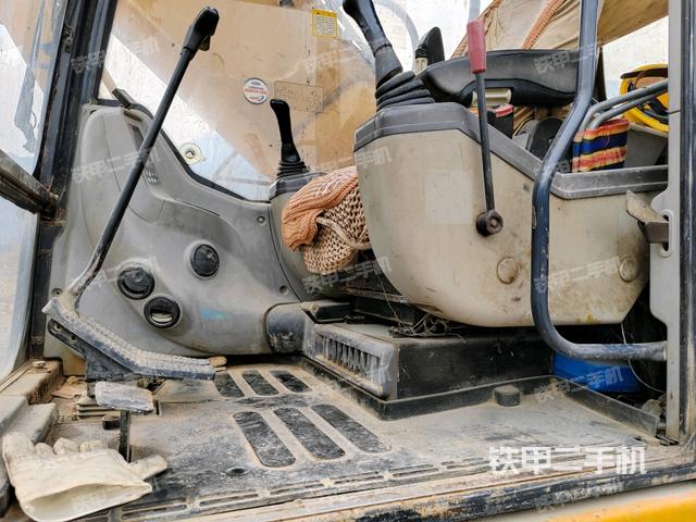 行走控制手柄和踏板 俯拍（驾驶室部分）