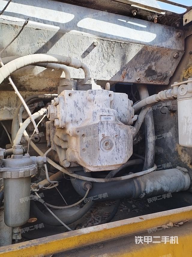 液压泵舱室正面整体（整机外观）