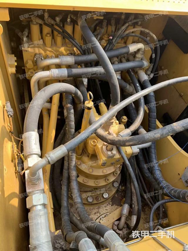 回转马达和主控阀（整机外观）