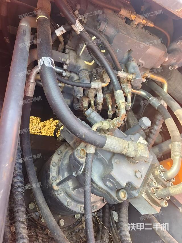 回转马达和主控阀（整机外观）