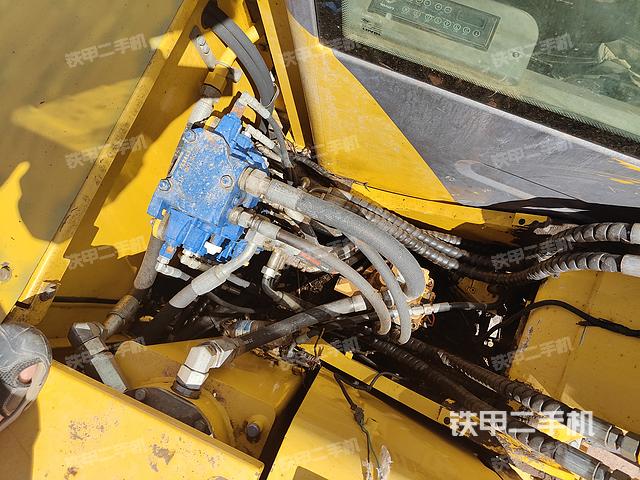 回转马达和主控阀（整机外观）