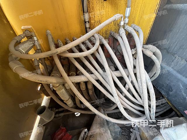 回转马达和主控阀（整机外观）