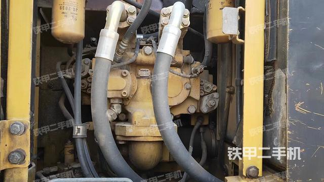 液压泵舱室正面整体（整机外观）