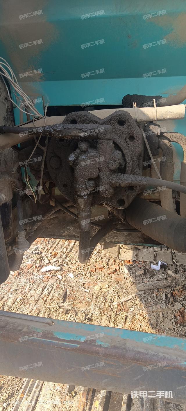 液压泵舱室正面整体（整机外观）